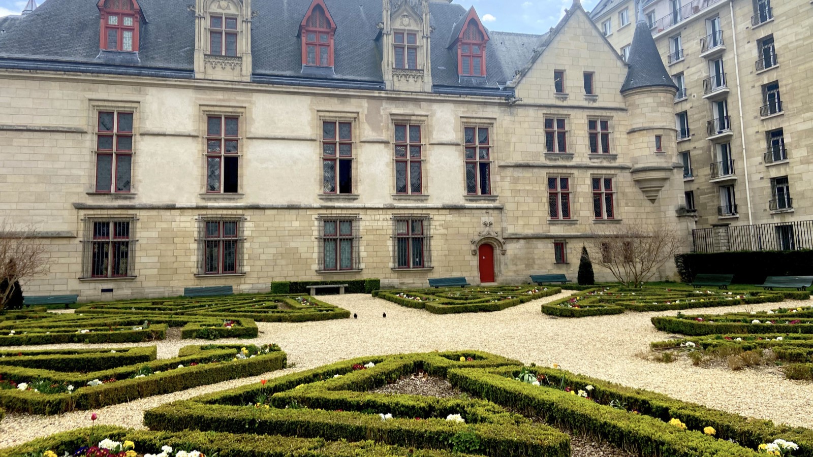 636160-le-jardin-de-l-hotel-de-sens-un-ecrin-de-verdure-a-la-francaise-3 white cathedral photograph