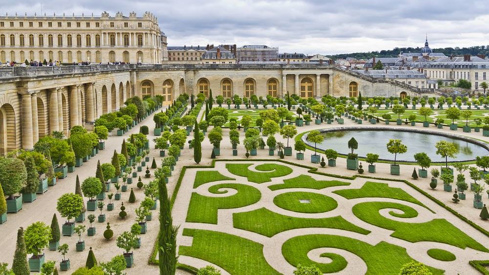 Versailles-Palace-Gardens-Guide a tall tower in a city