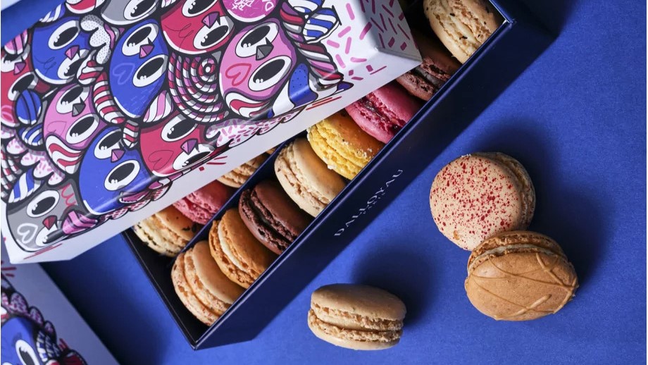 coffret-de-16-macarons-dalloyau-x-bishopparigo a tall tower in a city