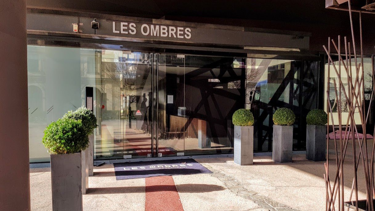 ob_2ced41_les-ombres-quai-branly-restaurant-pari a bridge that has a statue on top of it